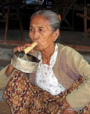 αστεία γιαγιά καπνίζει