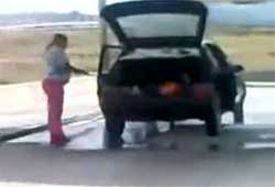 Γυναίκα πλένει αυτοκίνητο (εδώ γελάμε)